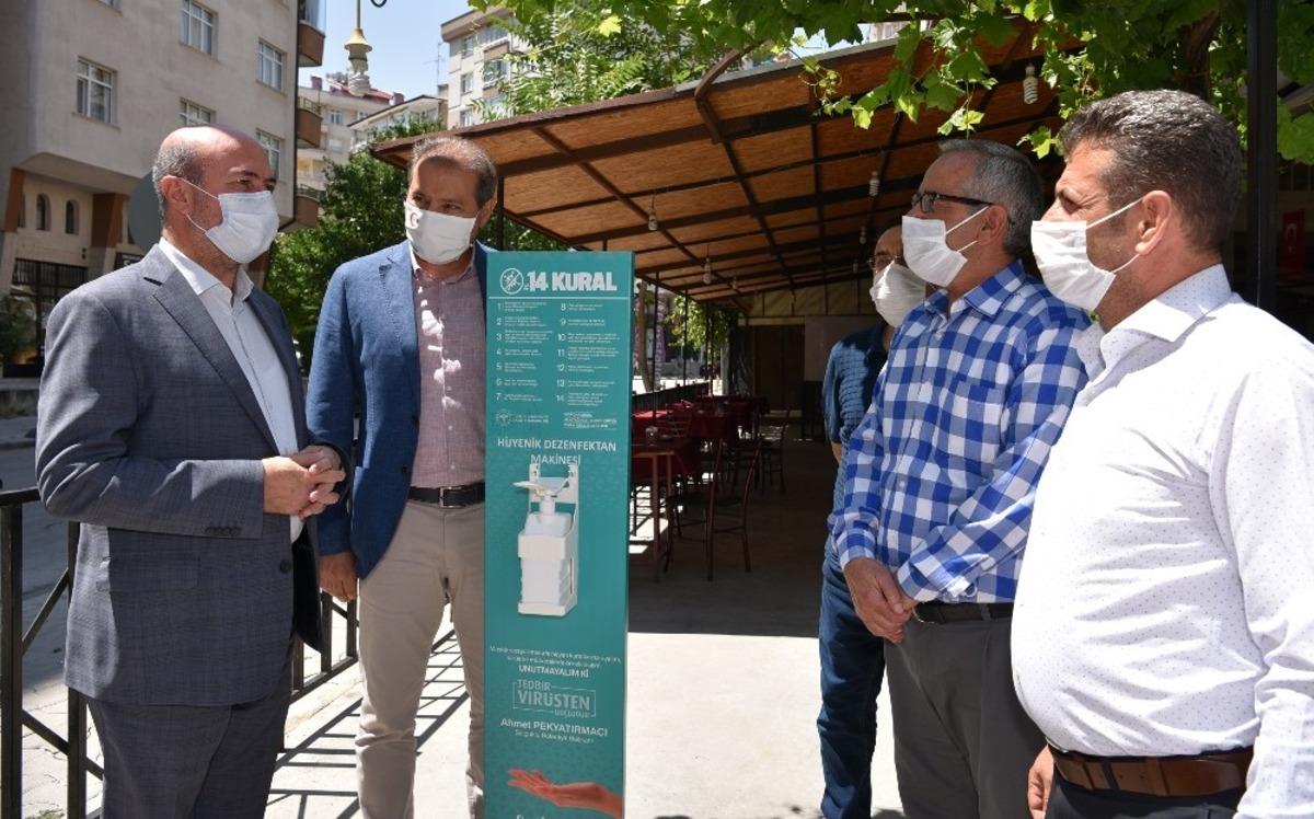 Sel&ccedil;uklu&rsquo;da iş yerlerine dezenfektan standı yerleştirildi