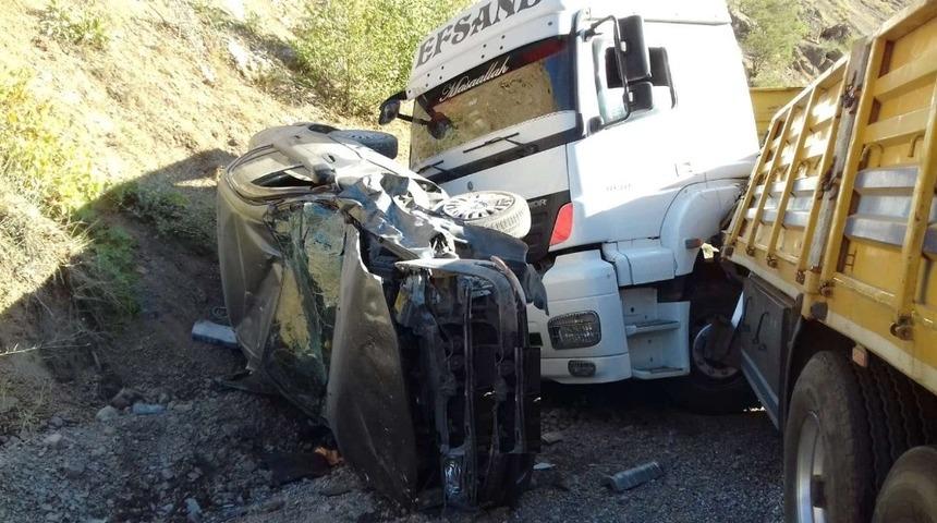 Hakkari&rsquo;de trafik kazası: 2 yaralı