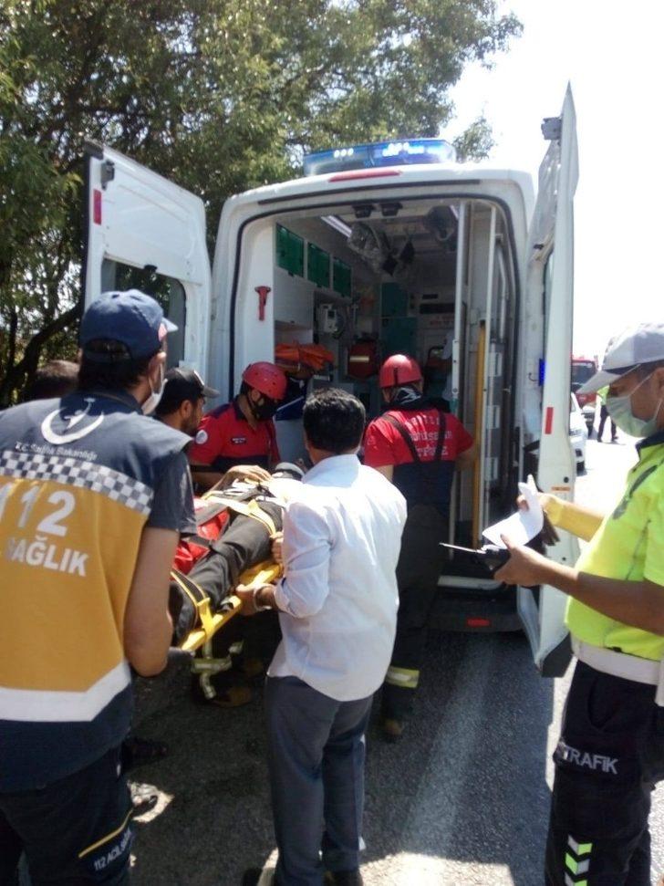 Hurdaya dönen otomobildeki sürücüyü itfaiye çıkarttı G4