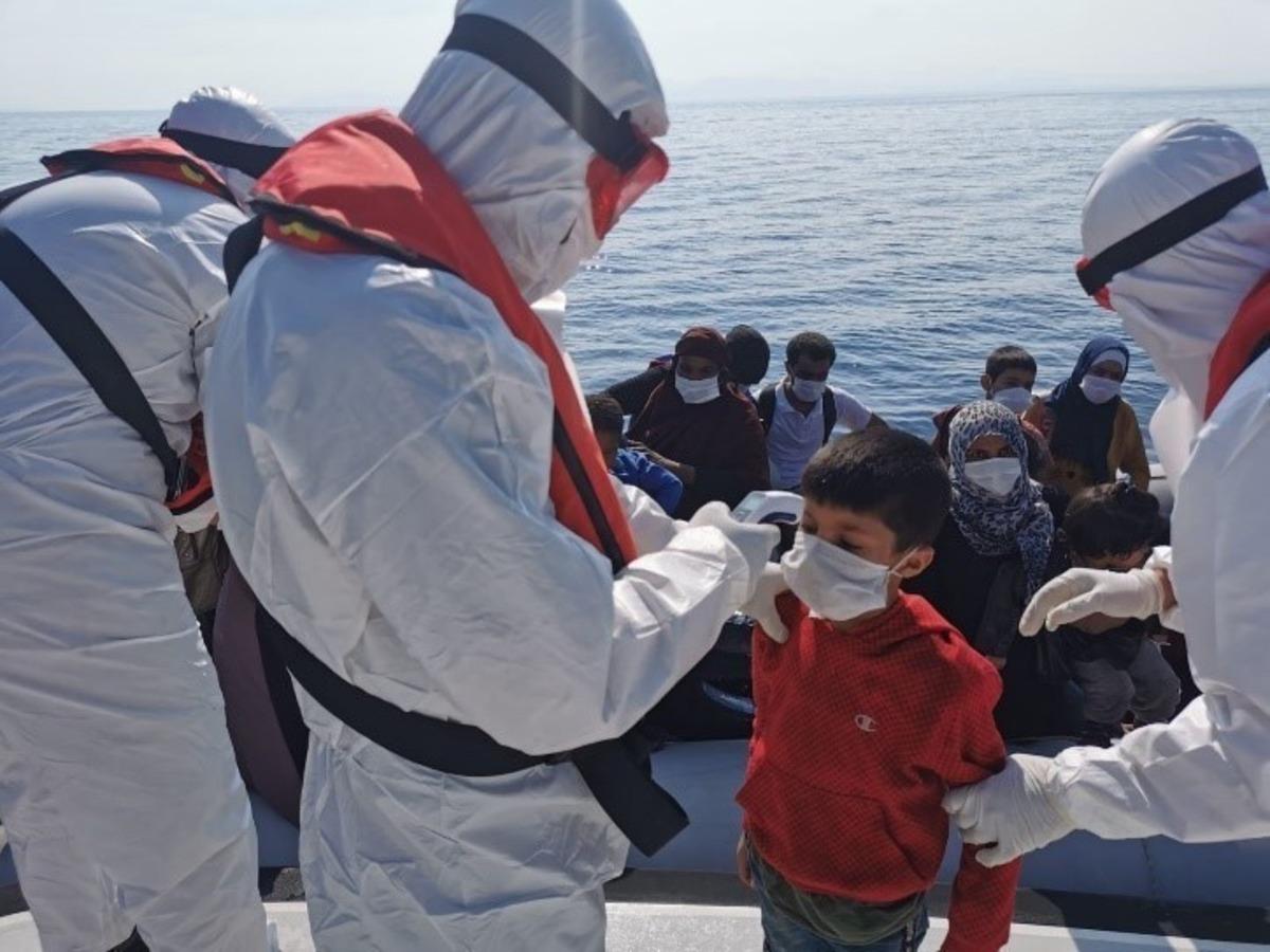 Kuşadası K&ouml;rfezi&rsquo;nde Yunanistan&rsquo;ın geri ittiği 40 d&uuml;zensiz g&ouml;&ccedil;men kurtarıldı