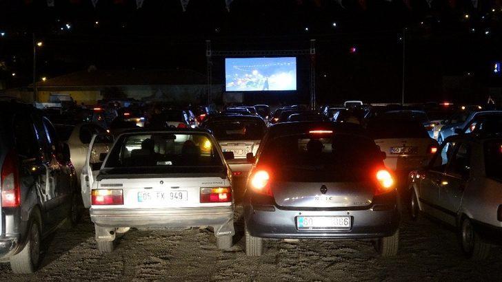 Tokat’ta arabalı sinemaya yoğun ilgi G3
