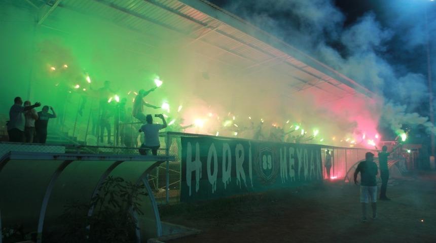 Kocaelispor taraftarları yeni transferleri antrenmanda meşalelerle karşıladı