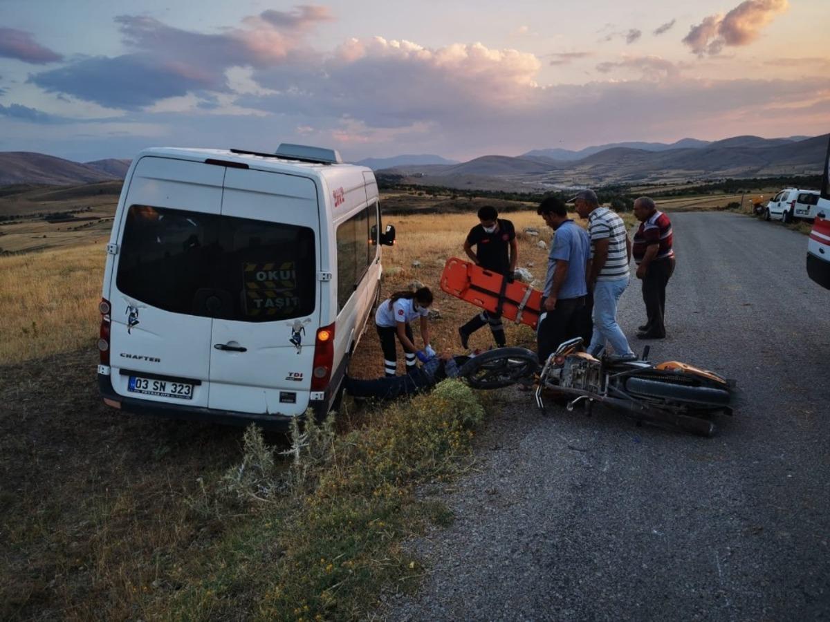 Şuhut&rsquo;ta minib&uuml;s ile motosiklet &ccedil;arpıştı: 1 yaralı