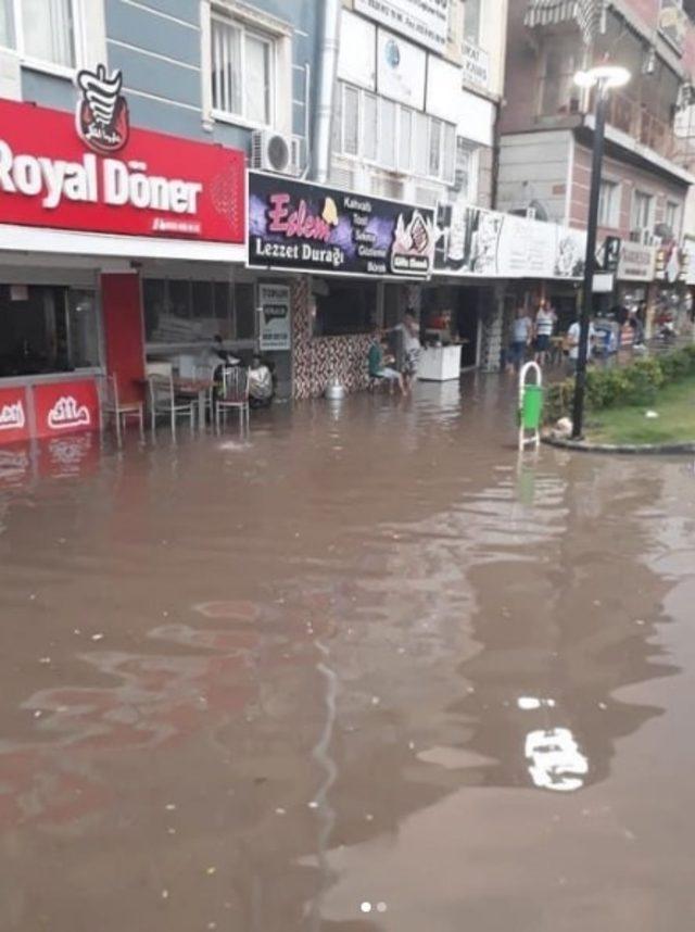 Osmaniye’de sağanak yağış su baskınlarına sebep oldu