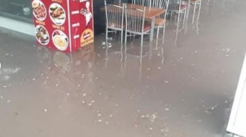 Osmaniye’de sağanak yağış su baskınlarına sebep oldu