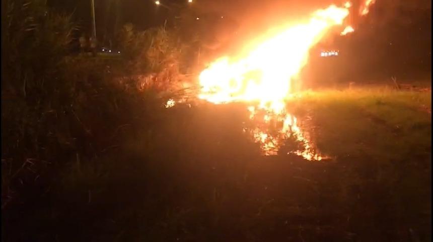 Kaza yapan ara&ccedil; alev aldı, s&uuml;r&uuml;c&uuml;s&uuml; yanarak can verdi