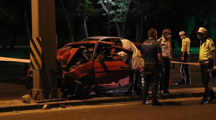 Ankara'da feci kaza! Otomobil aydınlatma direğine &ccedil;arptı: 1 &ouml;l&uuml;