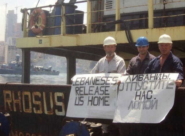 Geminin mürettebatı, serbest kalmak için protesto düzenledi.