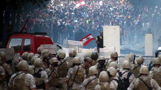 Patlamanın ardından binlerce kişi protesto gösterisi düzenledi.