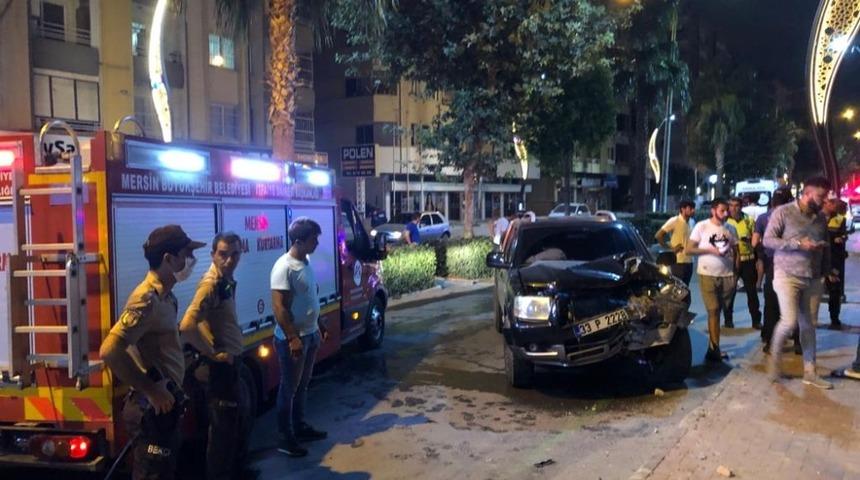 Kamyonet evin bah&ccedil;e duvarına &ccedil;arptı: 3 yaralı