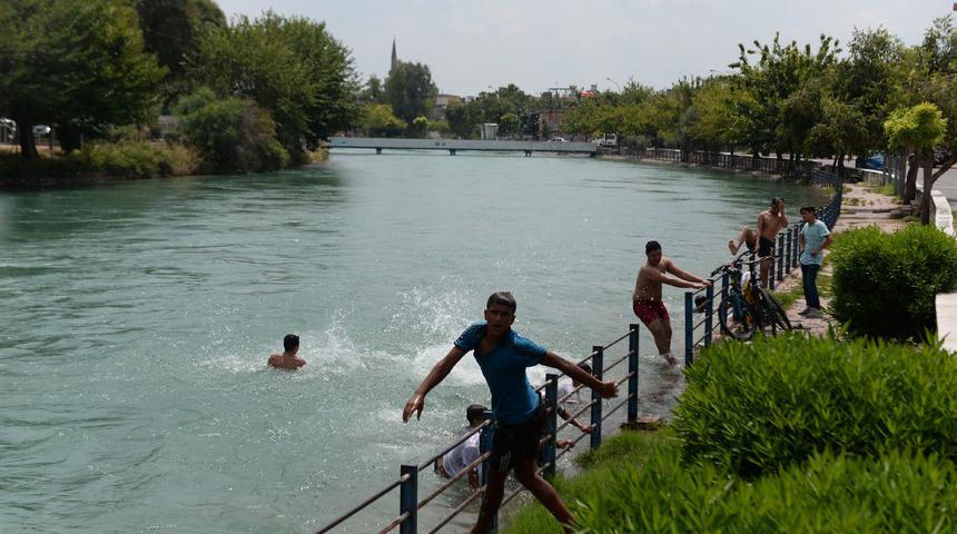 Adana'da yine aynı manzara... Tehlikeye rağmen kanalda serinliyorlar