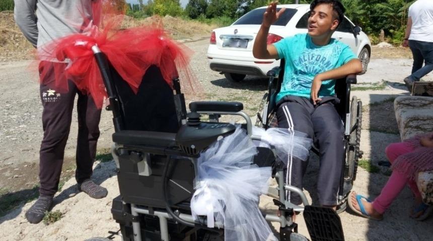 Y&uuml;r&uuml;me yetisi olmayan gence ak&uuml;l&uuml; araba hediye edildi