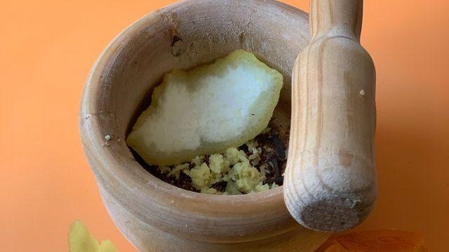 Bu malzemeler her evde var! Hepsi vücut peelingi için çok faydalı...