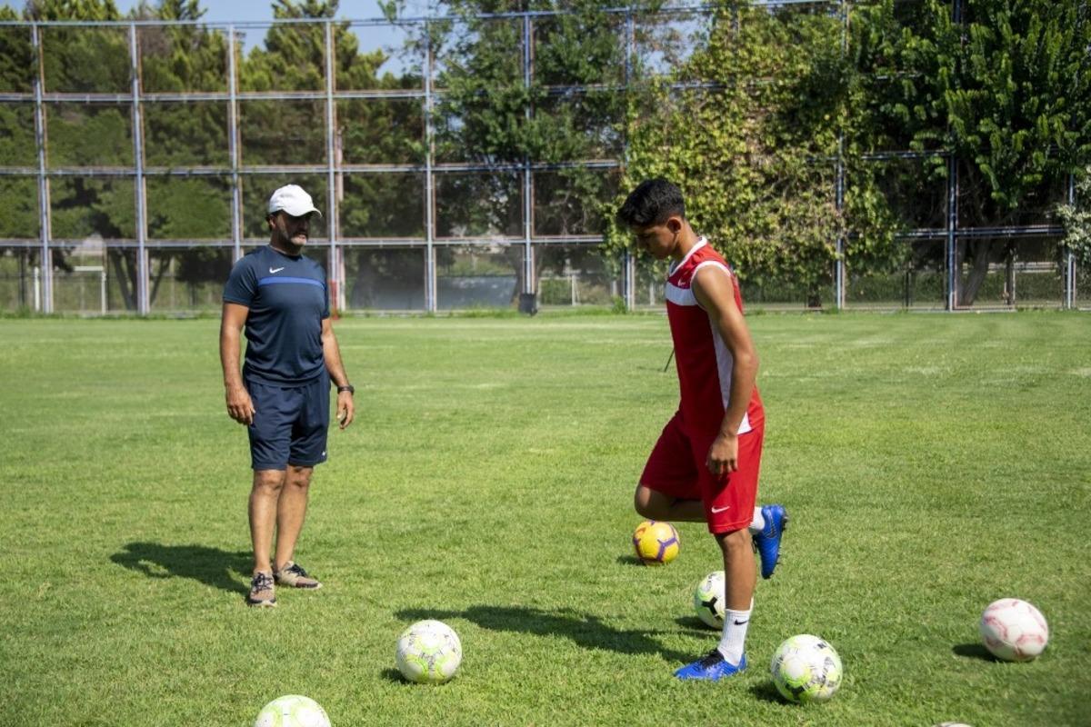 B&uuml;y&uuml;kşehir Belediyesinin kurslarında yetişti, iki kez milli takıma katıldı
