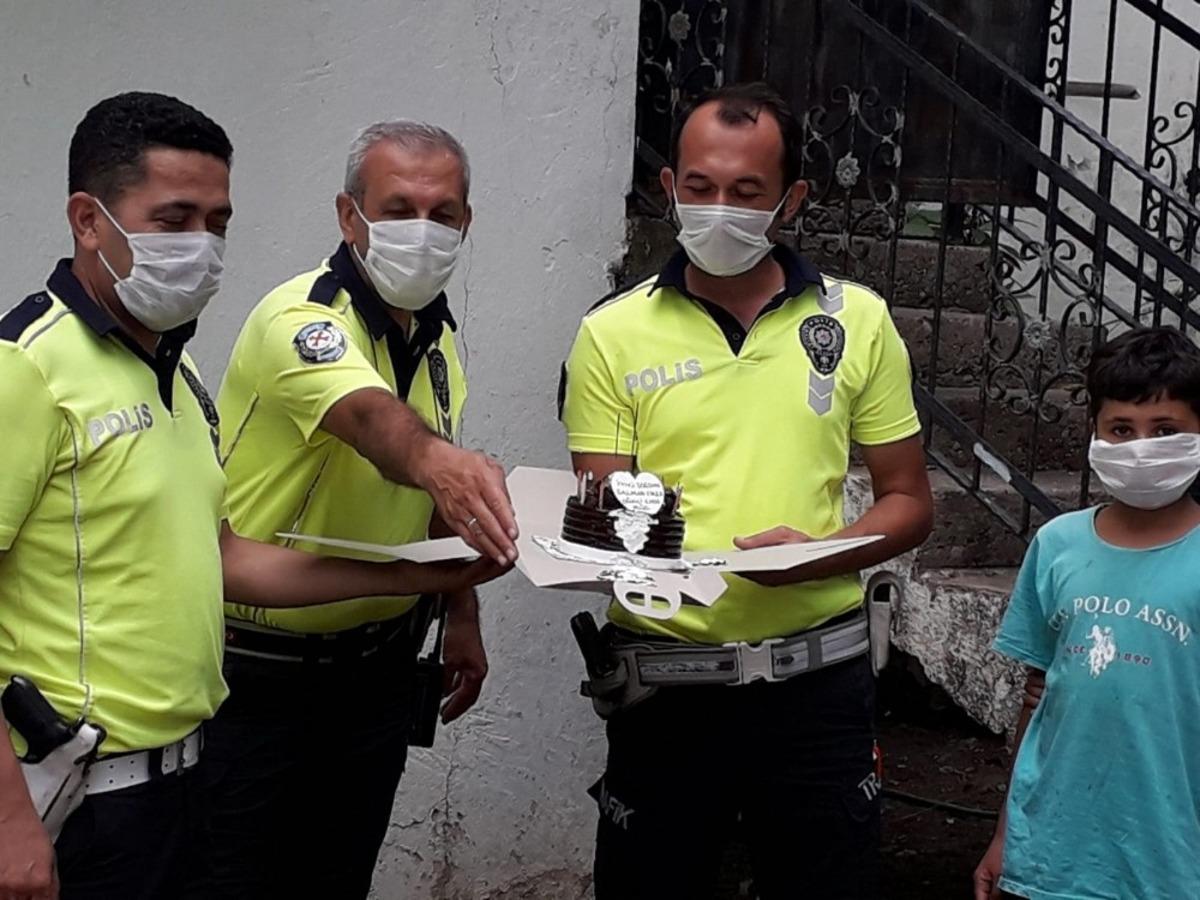 Doğum g&uuml;n&uuml; pastası i&ccedil;in polis amcalarını aradı