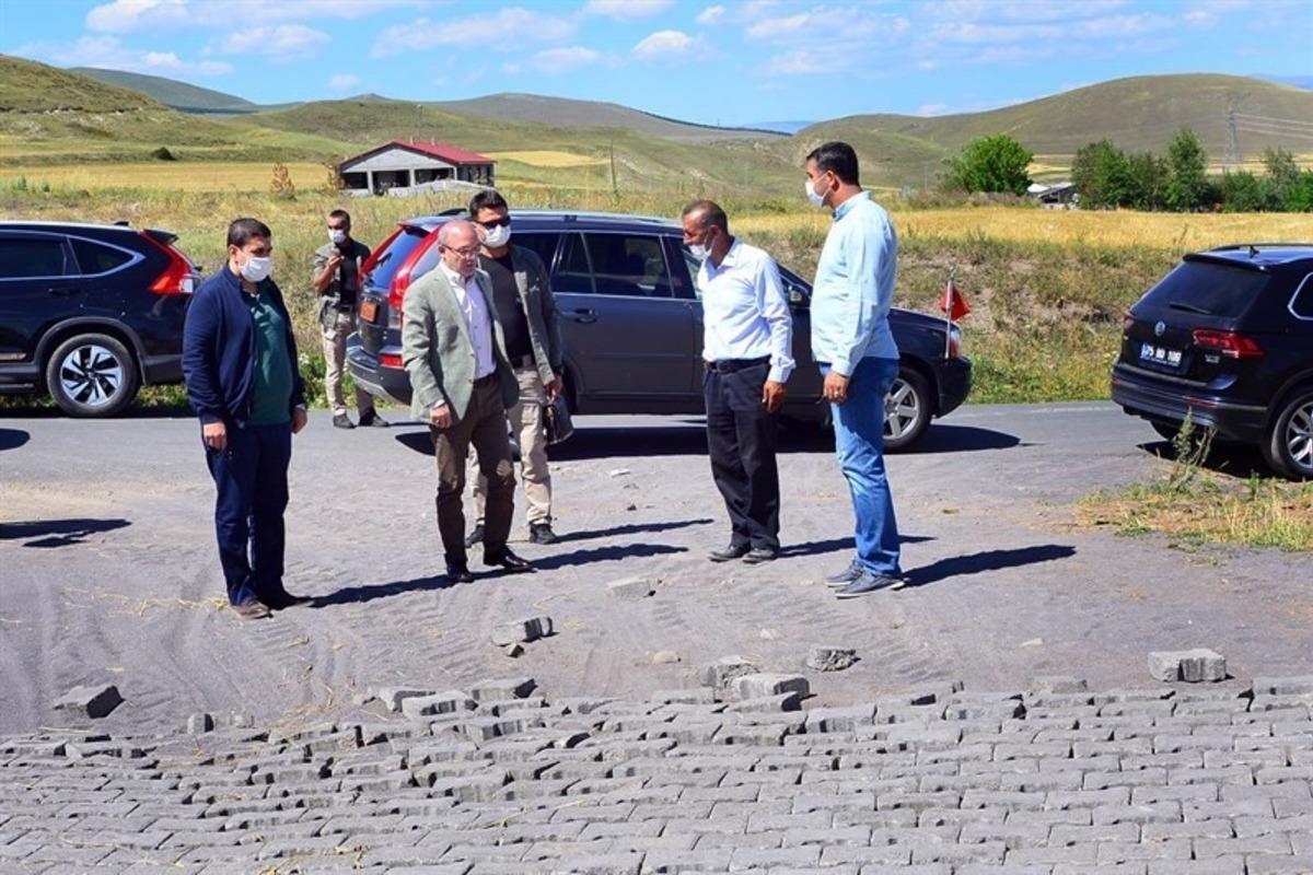 Vali H&uuml;seyin &Ouml;ner, k&ouml;ylerde y&uuml;r&uuml;t&uuml;len kilit parke &ccedil;alışmalarını denetledi