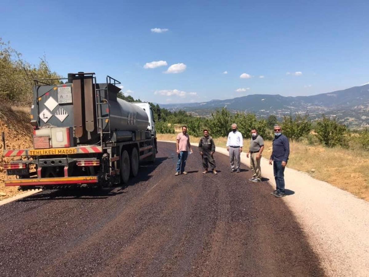 Şaphane&rsquo;de k&ouml;y yolu asfalt &ccedil;alışmaları