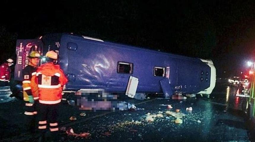 Meksika&rsquo;da yolcu otob&uuml;s&uuml; devrildi: 13 &ouml;l&uuml;, 20 yaralı