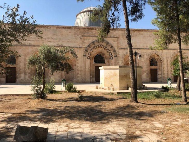 Kızıltepe Belediyesi çöplüğe dönen Ulu Cami bahçesini temizledi G2