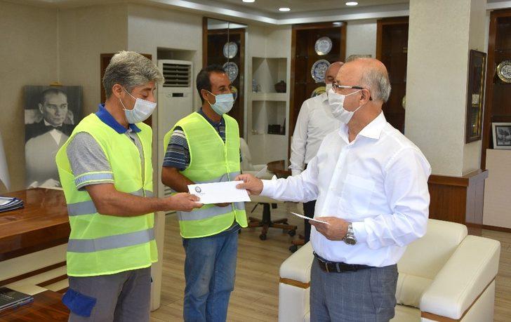 Yavru kedileri kurtaran temizlik işçileri ödüllendirildi G1