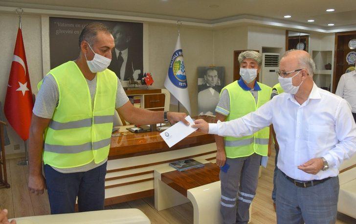 Yavru kedileri kurtaran temizlik işçileri ödüllendirildi G2