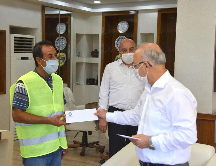 Yavru kedileri kurtaran temizlik işçileri ödüllendirildi G3