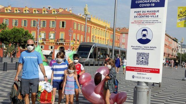 Nice gibi bazı kentlerde sokakta maske takmak zorunlu