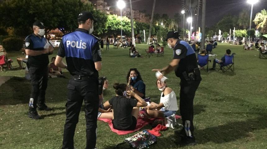 Mersin&rsquo;de vatandaşlar Covid-19&rsquo;a karşı bilgilendirilmeye devam ediliyor