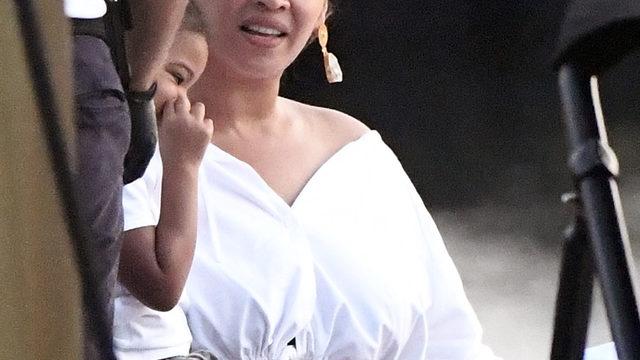 Beyonce ailesiyle tekne gezintisinde görüntülendi