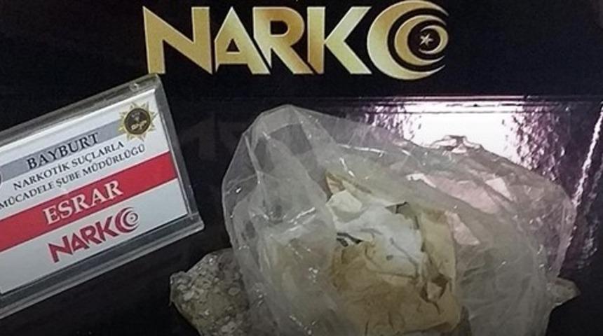 Bayburt&rsquo;ta bir miktar uyuşturucuyla yakalanan 3 kişi g&ouml;zaltına alındı