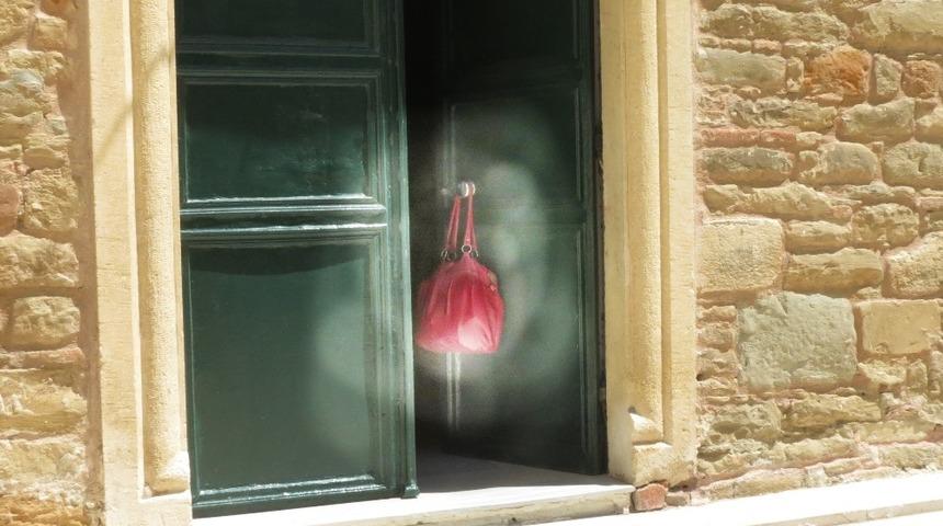 Namaza gelen vatandaşlar cami kapısında asılı çantayı görünce şoke oldu
