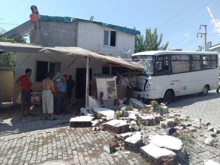 Freni patlayan minibüs eve girdi: 3 yaralı G1