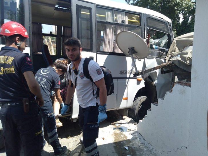 Freni patlayan minibüs eve girdi: 3 yaralı G2