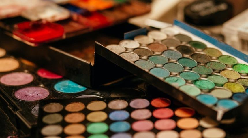 Bir&ccedil;ok kadın kapatıcı kullanırken bunlara dikkat etmiyor! Etkili sonu&ccedil; i&ccedil;in...