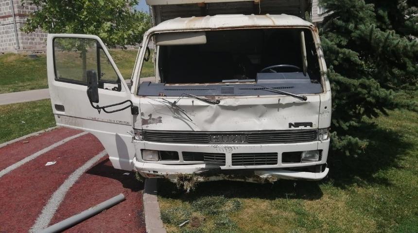 Ankara'da freni boşalan kamyon parka girdi