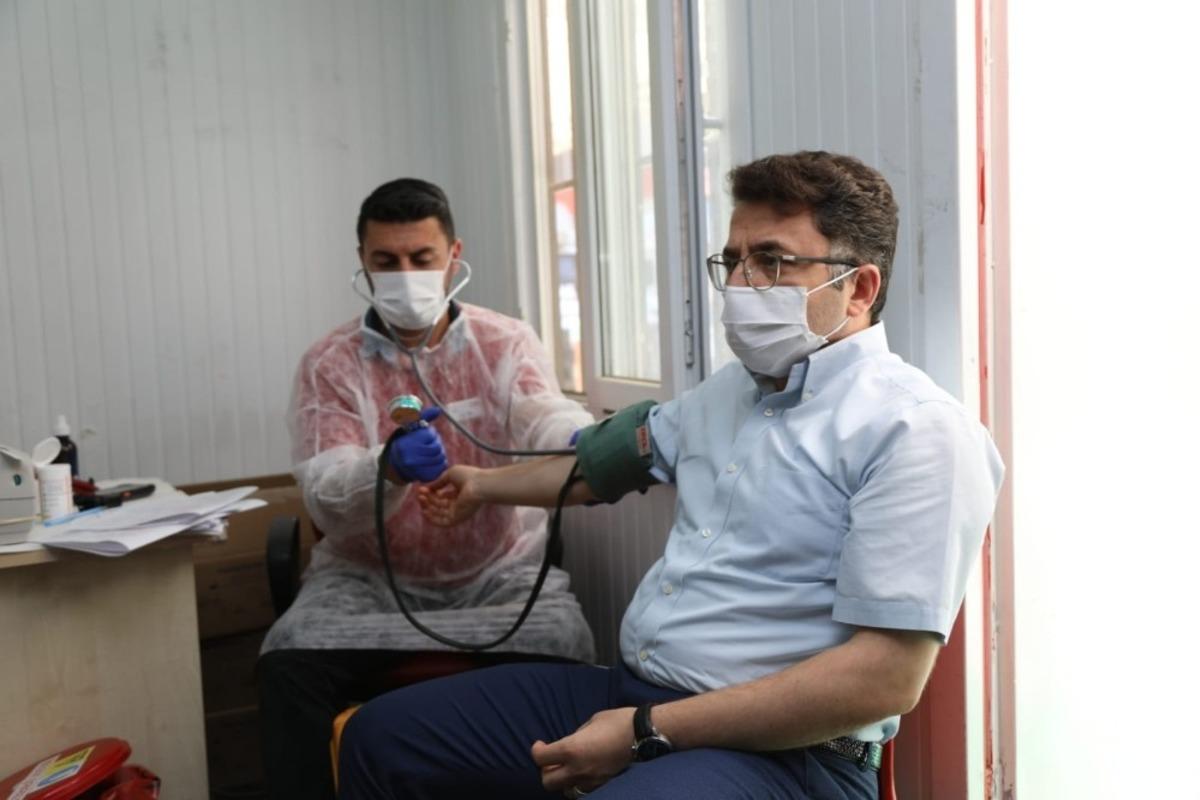 Kaymakam H&uuml;seyin &Ccedil;am, ilik nakli bekleyen Emir i&ccedil;in kan bağışında bulundu