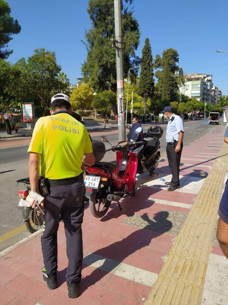 Kaldırımlara park edilen motosikletler kaldırıldı G3