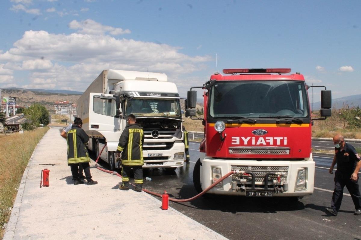Kastamonu&rsquo;da yanan tırı, yıldan ge&ccedil;en beton mikseri s&ouml;nd&uuml;rd&uuml;
