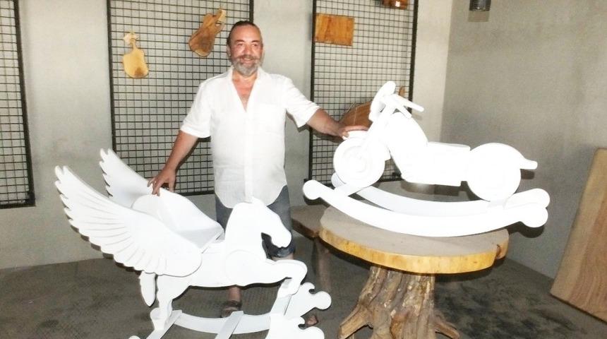 Burhaniyeli makineci, çocuklar için organik oyuncak yaptı