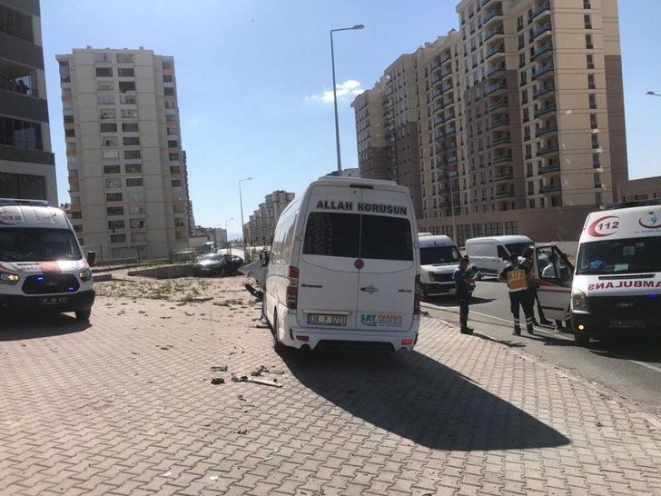 Minibüsü ile otomobil çarpıştı: 4 yaralı G2