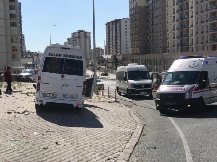 Minibüsü ile otomobil çarpıştı: 4 yaralı G5