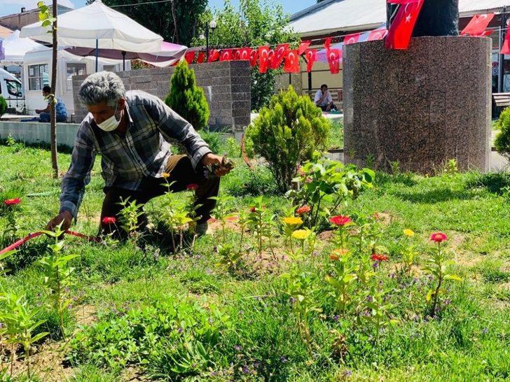 Çaldıran Belediyesi ilçeyi çiçeklerle süslüyor G2