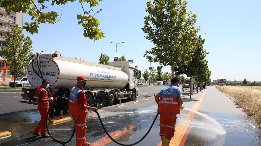 Bağlar’da cadde, kaldırım ve bulvarlar tazyikli suyla yıkandı