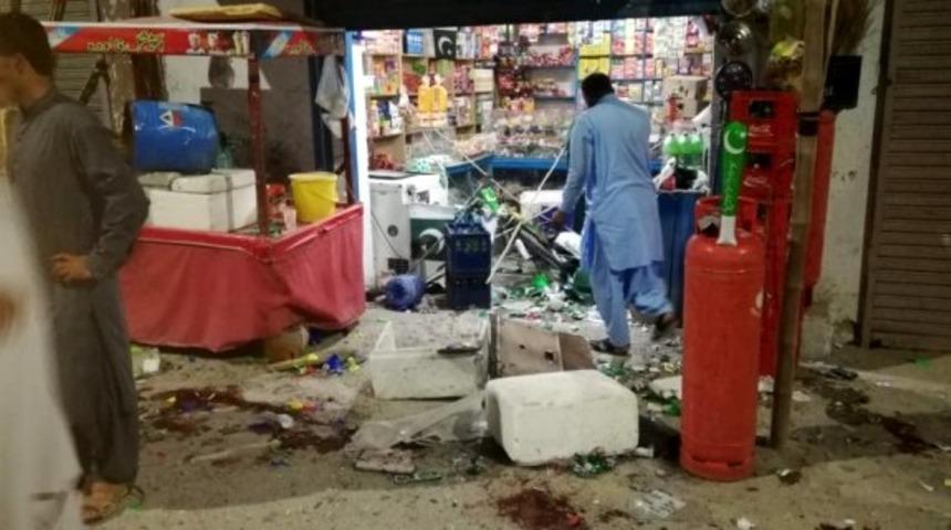 Pakistan&rsquo;da d&uuml;kkana bombalı saldırı: 1 &ccedil;ocuk &ouml;ld&uuml;