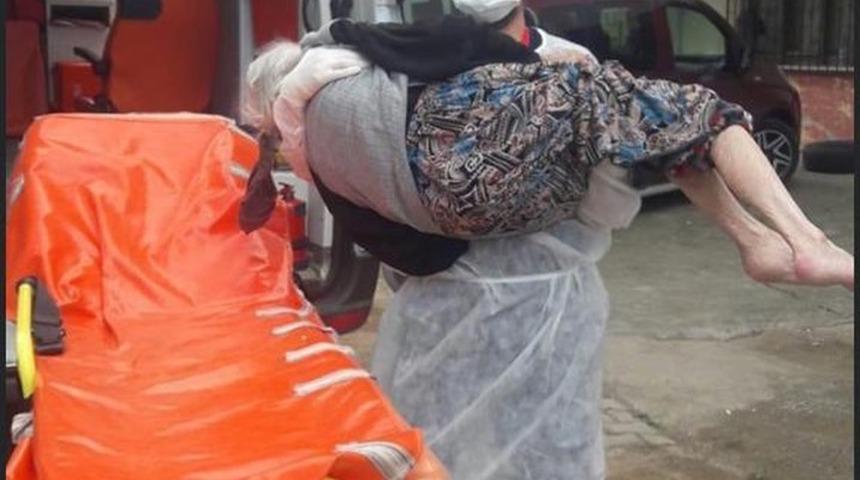 Sağlık &ccedil;alışanı, evinde karantinaya alınacak yaşlı kadını kucağında taşıdı