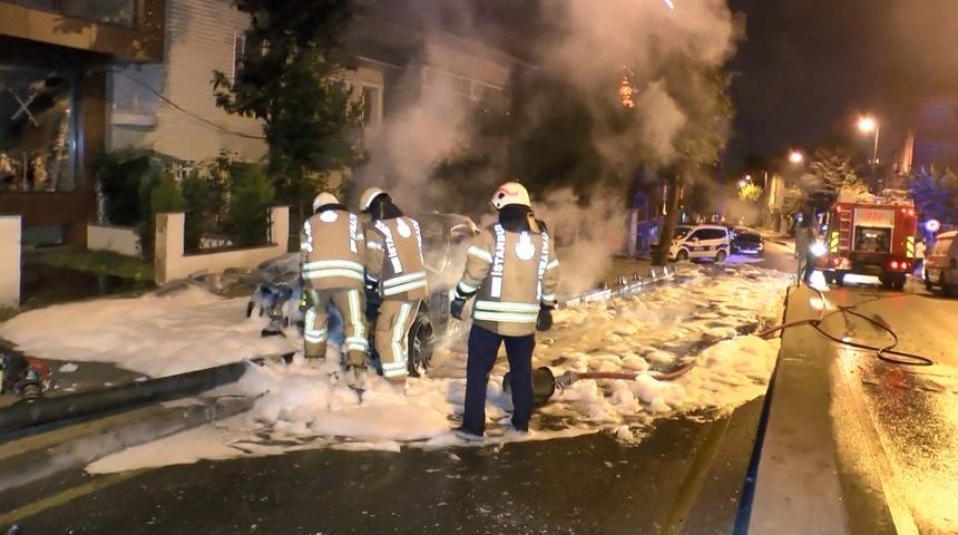 &Uuml;sk&uuml;dar'da otomobili alev alev yandı: 'Beynim kanıyor' diyerek zor anlar yaşattı