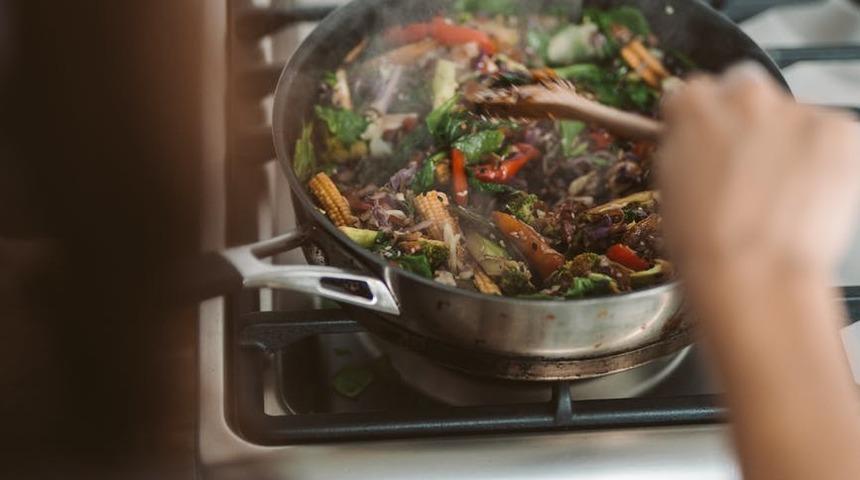 &Ccedil;elik tavaları bu y&ouml;ntemle yapışmaz hale getirebilirsiniz! Bu karışımı kullanarak...