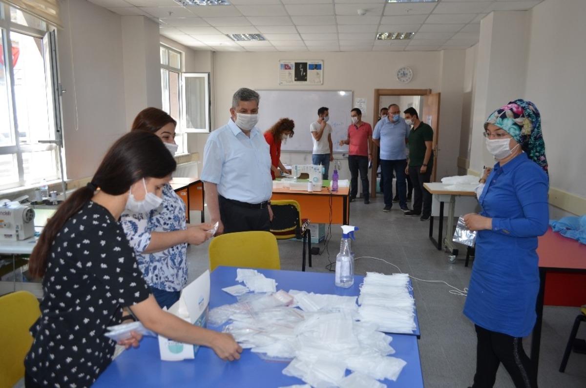 Başkan Altun, maske dikim kursunu ziyaret etti