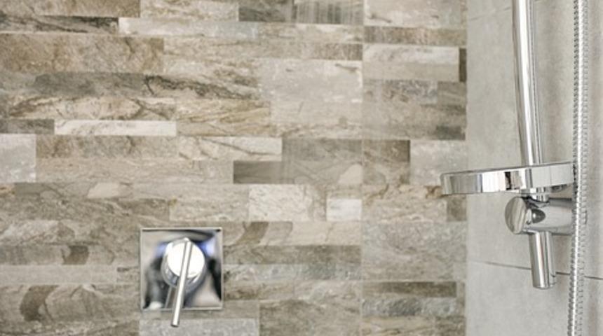 Duş başlığı ve armat&uuml;rler, ilk g&uuml;nk&uuml; kadar parlak olacak! Sirke, bulaşık parlatıcısı, karbonat...