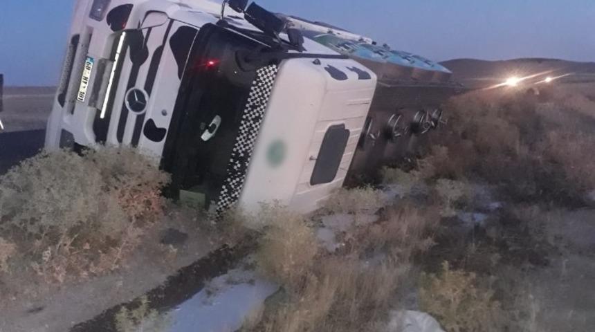 Kontrolden &ccedil;ık s&uuml;t tankeri devrildi